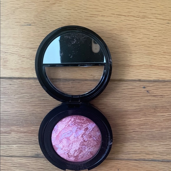 Laura Geller Pink Blush with a satin Finish - Picture 2 of 3